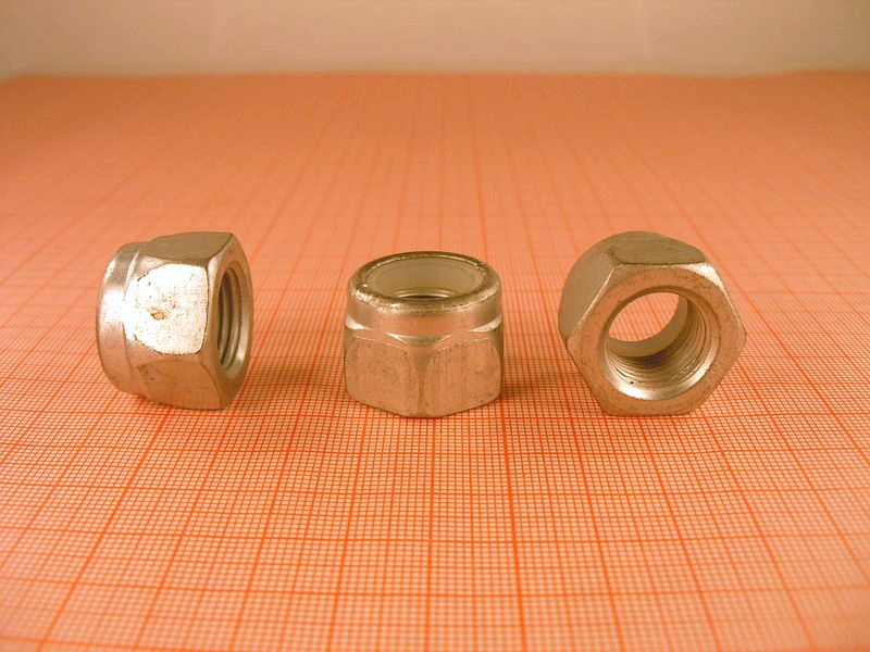 Гайка М20х1,5 высокая с белым нейлоновым кольцом цинк